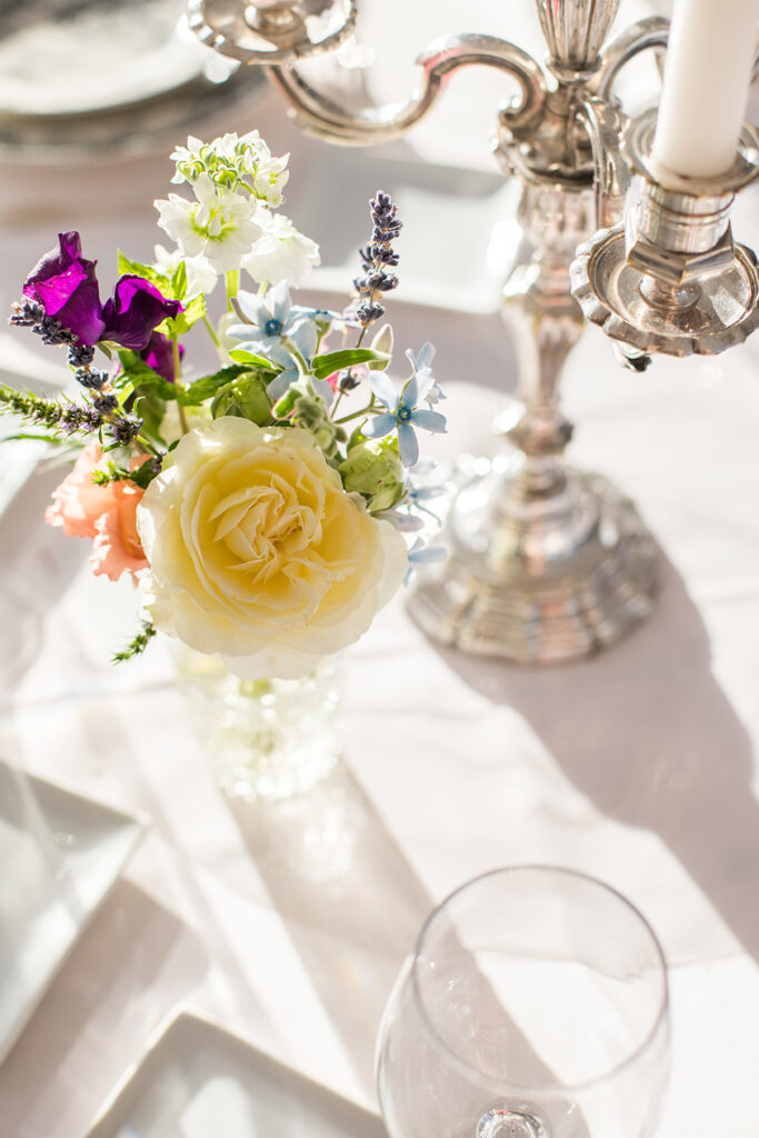 decoration de table elegante avec un bouquet de fleurs claires.