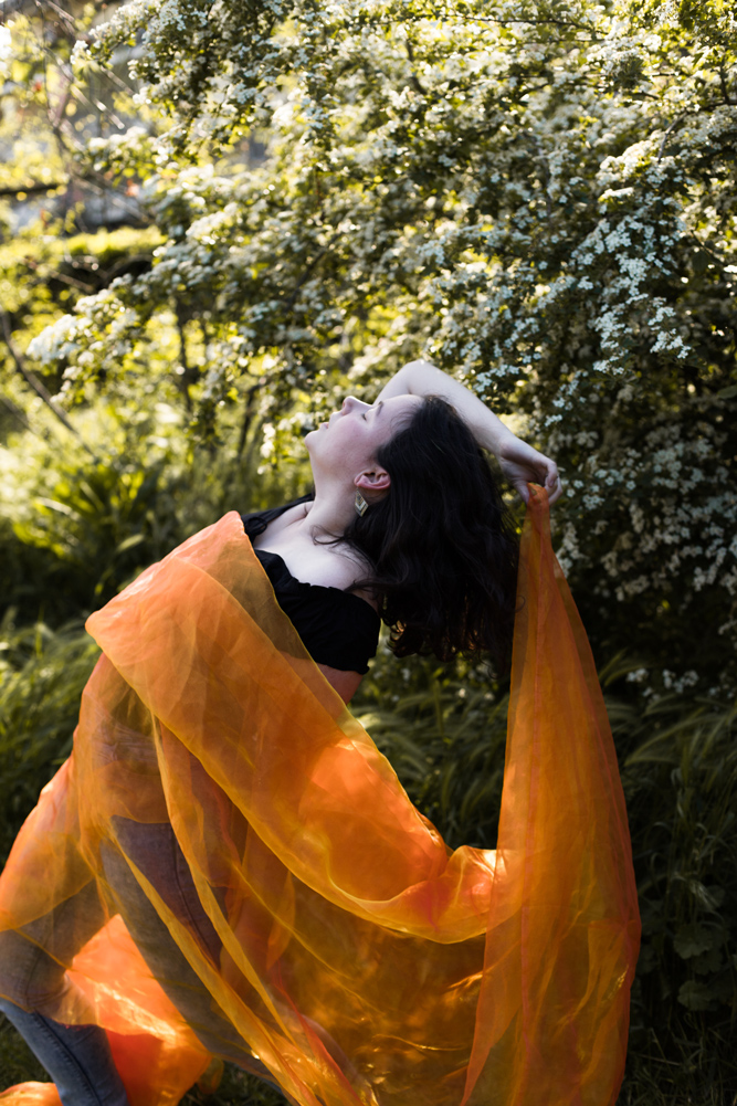 liberation femme à travers la danse et la nature.