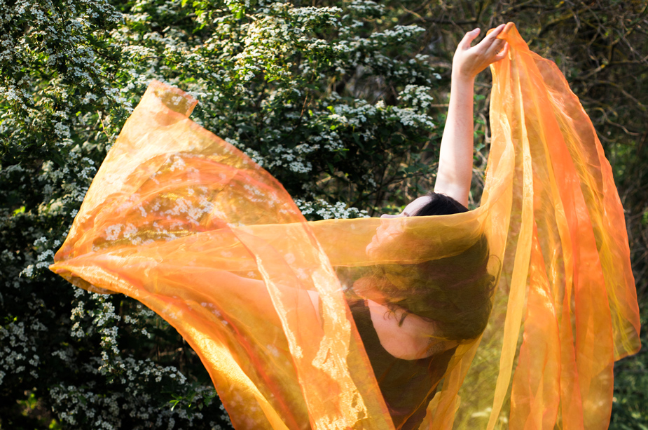 femme danse avec un voile en pleine nature.